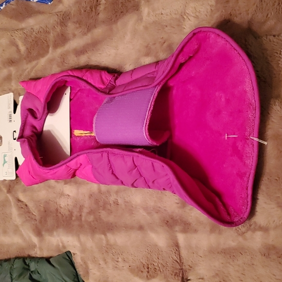 Boots and Barkley Medium Puffer Vest for dogs. - Picture 4 of 4